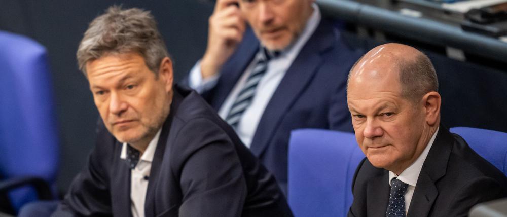 In der Ampel hakt es immer wieder. Finanzminister Lindner kritisiert nun das Auftreten der Koalition in der Wirtschaftspolitik - und geht Kanzler Olaf Scholz und Vizekanzler Robert Habeck direkt an. (Archivbild)