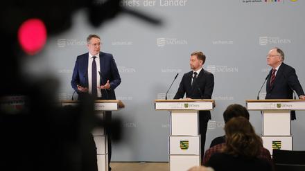 Nach der Länderrunde in Leipzig: Alexander Schweitzer aus Rheinland-Pfalz, Michael Kretschmer aus Sachsen und Stephan Weil aus Niedersachsen (von links) sprechen zur Presse. 