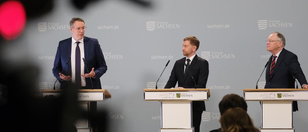 Nach der Länderrunde in Leipzig: Alexander Schweitzer aus Rheinland-Pfalz, Michael Kretschmer aus Sachsen und Stephan Weil aus Niedersachsen (von links) sprechen zur Presse.