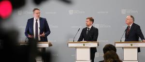 Nach der Länderrunde in Leipzig: Alexander Schweitzer aus Rheinland-Pfalz, Michael Kretschmer aus Sachsen und Stephan Weil aus Niedersachsen (von links) sprechen zur Presse. 