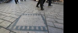 Die Platten des erst im Juli eingeweihten ersten Abschnitts des Potsdamer „Boulevard des Films“ in der Brandenburger Straße sind verblasst.