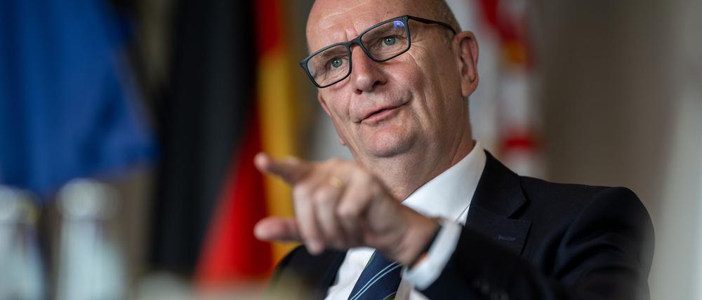 Brandenburgs Ministerpräsident Dietmar Woidke (SPD) dringt weiter auf Grenzkontrollen und beschleunigte Asylverfahren (Archivbild).
