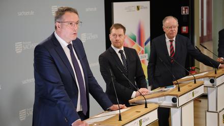 Alexander Schweitzer (SPD/ l-r), Ministerpräsident des Landes Rheinland-Pfalz, Michael Kretschmer (CDU), Ministerpräsident des Landes Sachsen, und Stephan Weil (SPD) Ministerpräsident des Landes Niedersachsen, sprechen auf einer Pressekonferenz. Dort wurden die Ergebnisse der Ministerpräsidentenkonferenz erläutert.