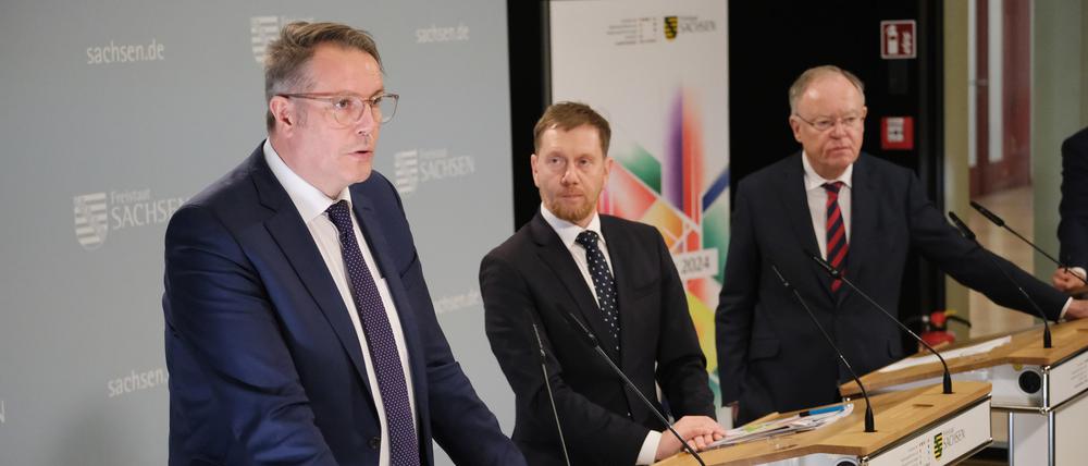 Alexander Schweitzer (SPD/ l-r), Ministerpräsident des Landes Rheinland-Pfalz, Michael Kretschmer (CDU), Ministerpräsident des Landes Sachsen, und Stephan Weil (SPD) Ministerpräsident des Landes Niedersachsen, sprechen auf einer Pressekonferenz. Dort wurden die Ergebnisse der Ministerpräsidentenkonferenz erläutert.