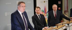 Alexander Schweitzer (SPD/ l-r), Ministerpräsident des Landes Rheinland-Pfalz, Michael Kretschmer (CDU), Ministerpräsident des Landes Sachsen, und Stephan Weil (SPD) Ministerpräsident des Landes Niedersachsen, sprechen auf einer Pressekonferenz. Dort wurden die Ergebnisse der Ministerpräsidentenkonferenz erläutert.
