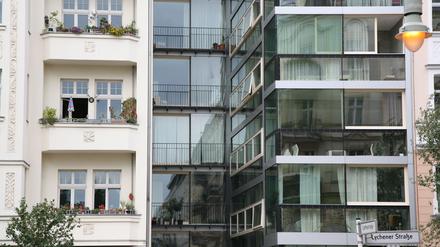 Neubau oder Bestand? Das macht beim Preis einen Unterschied, weil die Baukosten so hoch sind. Die Lage bleibt weiterhin entscheidend. Sie ist beim Verkauf wieder wichtiger als die energetische Ausstattung der Immobilien. Diese Aufnahme stammt aus der Lychener Straße in Berlin-Prenzlauer Berg. 