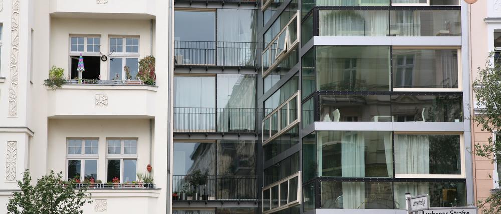 Neubau oder Bestand? Das macht beim Preis einen Unterschied, weil die Baukosten so hoch sind. Die Lage bleibt weiterhin entscheidend. Sie ist beim Verkauf wieder wichtiger als die energetische Ausstattung der Immobilien. Diese Aufnahme stammt aus der Lychener Straße in Berlin-Prenzlauer Berg.