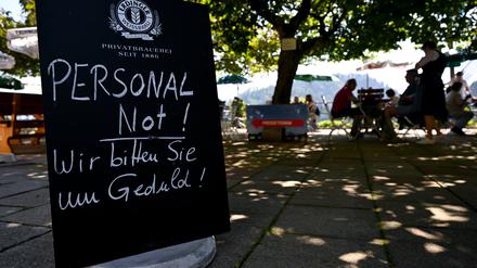 ARCHIV - 23.08.2024, Bayern, Oberaudorf: Ein Schild mit der Aufschrift "Personal Not! - Wir bitten Sie um Geduld!" steht am Eingang von einem Biergarten. (zu dpa: «Fachkräftelücke im Gastgewerbe fast um die Hälfte gesunken») Foto: Sven Hoppe/dpa +++ dpa-Bildfunk +++