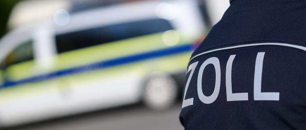 Am Donnerstag kontrollierten Zollbeamte insbesondere Grenzregionen auf Schmuggelfahrzeuge. (Archivbild)