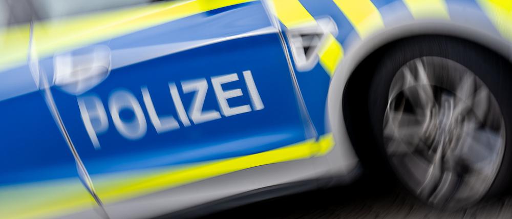Ein Polizeifahrzeug steht auf einem Parkplatz. 