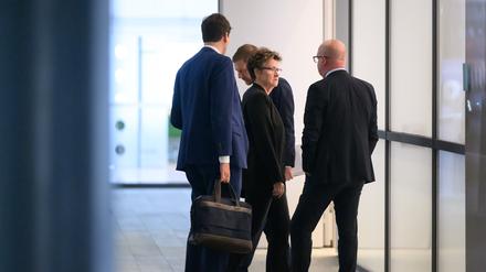 Conrad Clemens (CDU, l-r), Chef der Staatskanzlei, Michael Kretschmer (CDU), Ministerpräsident von Sachsen, Sabine Zimmermann (M), Co-Vorsitzende des BSW Sachsen, und Henning Homann, Co-Vorsitzender der SPD in Sachsen, sprechen nach der ersten Runde der Sondierungsgespräche zwischen CDU, BSW und SPD zur Bildung einer Landesregierung in Sachsen im Landtag auf dem Flur. 