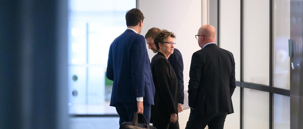 Conrad Clemens (CDU, l-r), Chef der Staatskanzlei, Michael Kretschmer (CDU), Ministerpräsident von Sachsen, Sabine Zimmermann (M), Co-Vorsitzende des BSW Sachsen, und Henning Homann, Co-Vorsitzender der SPD in Sachsen, sprechen nach der ersten Runde der Sondierungsgespräche zwischen CDU, BSW und SPD zur Bildung einer Landesregierung in Sachsen im Landtag auf dem Flur.