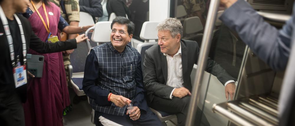 Piyush Goyal, Indiens Minister für Handel und Industrie und Wirtschaftsminister Robert Habeck nehmen die U-Bahn.