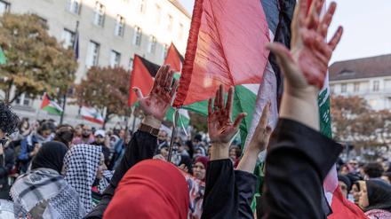 Am Hermannplatz in Neukölln drängten sich die Teilnehmer einer Demonstration, die gegen die Krieg in Gaza demonstrieren wollten. 