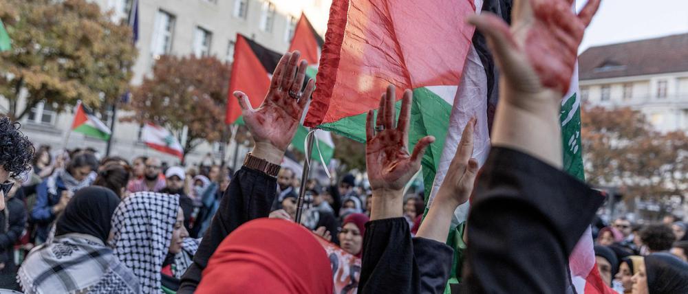 Am Hermannplatz in Neukölln drängten sich die Teilnehmer einer Demonstration, die gegen die Krieg in Gaza demonstrieren wollten. 