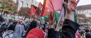 Am Hermannplatz in Neukölln drängten sich die Teilnehmer einer Demonstration, die gegen die Krieg in Gaza demonstrieren wollten. 