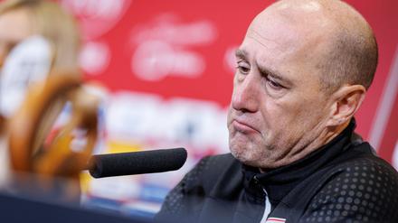 Vor der Ablösung? Jahn-Coach Joe Enochs bei der Pressekonferenz nach dem 3:8 in Nürnberg.