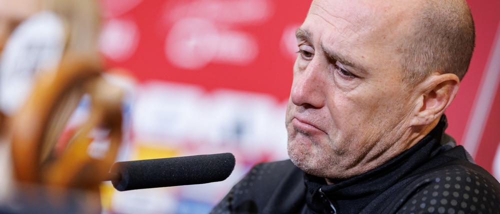 Vor der Ablösung? Jahn-Coach Joe Enochs bei der Pressekonferenz nach dem 3:8 in Nürnberg.