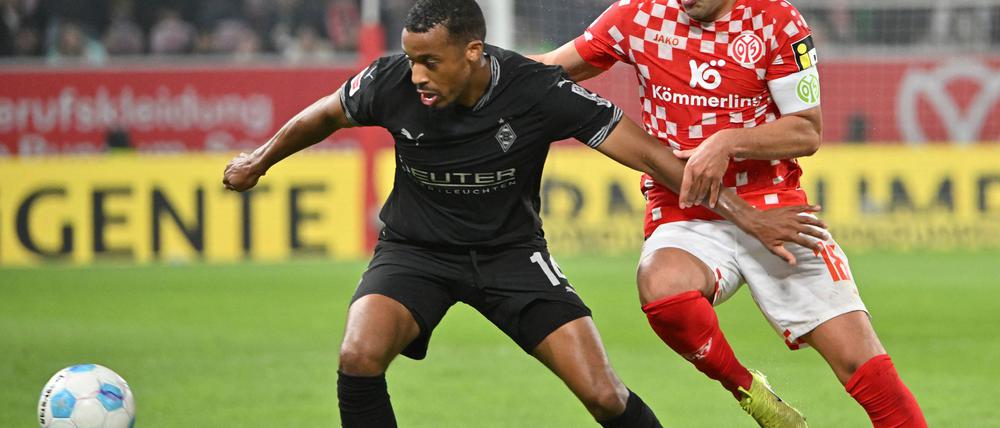 Mainz um Nadiem Amiri (r) belohnte sich gegen Gladbach um Alassane Plea nicht für eine gute erste Hälfte.