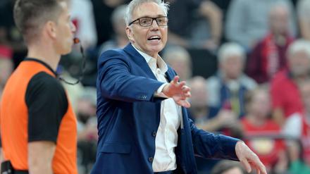 Bayern-Coach Gordon Herbert gestikuliert am Spielfeldrand.