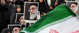 Iranische Demonstrierende mit Bildern des Religionsführers Chamenei in Teheran.