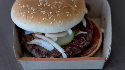 Der Kolibakterien-Ausbruch wird auf den Verzehr eines bestimmten Burgers bei McDonald’s zurückgeführt. 