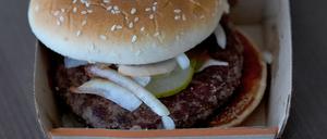 Der Kolibakterien-Ausbruch wird auf den Verzehr eines bestimmten Burgers bei McDonald’s zurückgeführt. 