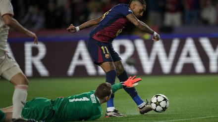 Manuel Neuer am Boden, hier beim ersten der drei Tore von Angreifer Raphinha (r) beim 1:4 in Barcelona. 