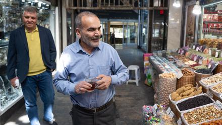 Ladenbesitzer Mussawi steht am Morgen nach dem israelischen Luftangriff vor seinem Geschäft im Norden der Hauptstadt.