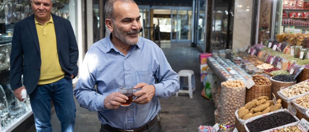 Ladenbesitzer Mussawi steht am Morgen nach dem israelischen Luftangriff vor seinem Geschäft im Norden der Hauptstadt.