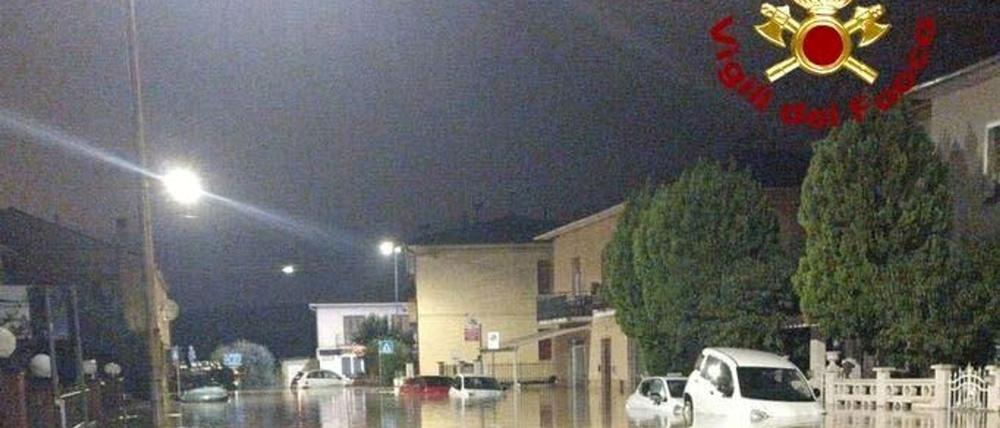  Überflutete Straße in Pisa. In Italien haben neue heftige Regenfälle wieder für erhebliche Schäden und Beeinträchtigungen gesorgt. 