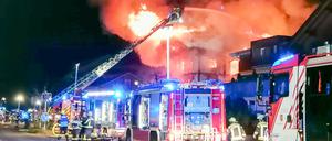 Einsatzkräfte der Feuerwehr löschen einen Brand im Mitarbeiterhaus eines Hotels im Allgäu.