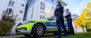 Polizisten stehen vor einem Mehrfamilienhaus in Leipzig, wo ein sieben Jahre altes Mädchen tödlich verletzt worden ist.