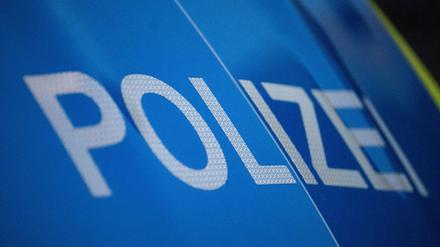 Aufschrift „Polizei“ auf einem Einsatzwagen. (Symbolbild)