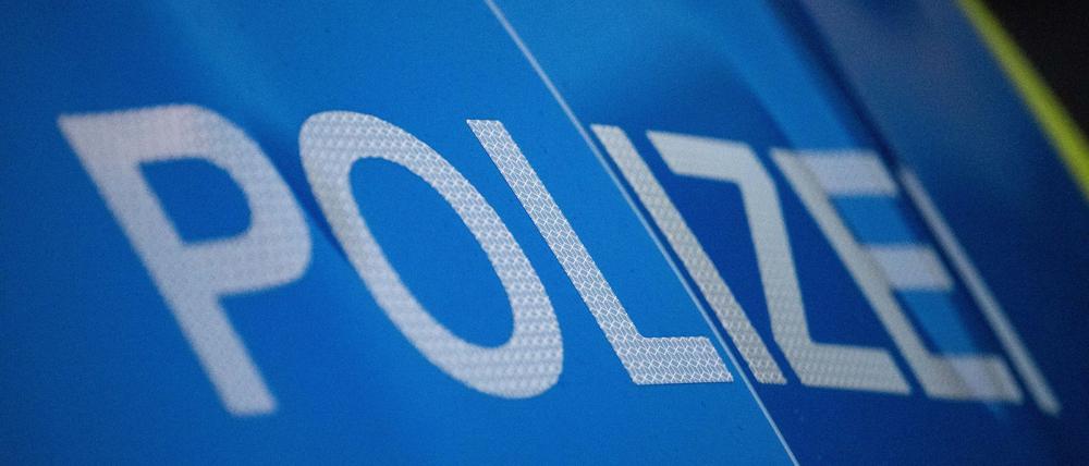 Aufschrift „Polizei“ auf einem Einsatzwagen. (Symbolbild)
