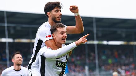 Torschütze Fisnik Asllani (unten) vom SV Elversberg jubelt mit Muhammed Damar vom SV Elversberg über sein Tor zum 1:1.