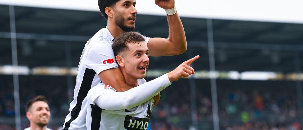 Torschütze Fisnik Asllani (unten) vom SV Elversberg jubelt mit Muhammed Damar vom SV Elversberg über sein Tor zum 1:1.