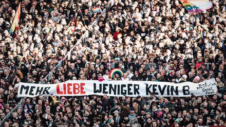 Die Fans des FC St. Pauli protestierten mit vielen Transparenten gegen Kevin Behrens.