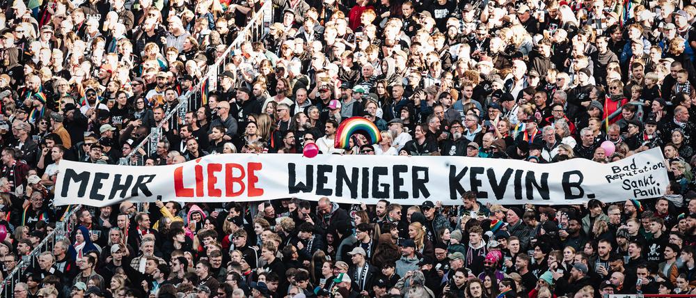 Die Fans des FC St. Pauli protestierten mit vielen Transparenten gegen Kevin Behrens.