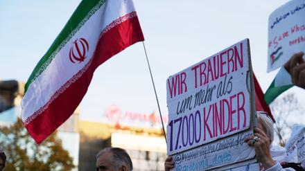 Mehr als 300 Menschen kamen zur Demo. 
