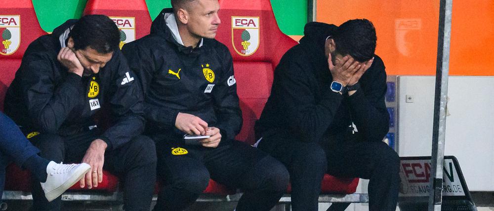 Nuri Sahin (r) kann nicht mehr hinschauen: Der BVB verliert schon wieder auswärts.