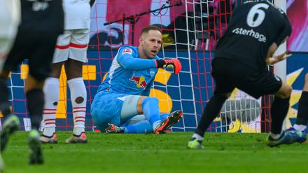  RB-Keeper Peter Gulacsi bleibt nach der Halbzeit angeschlagen in der Kabine.
