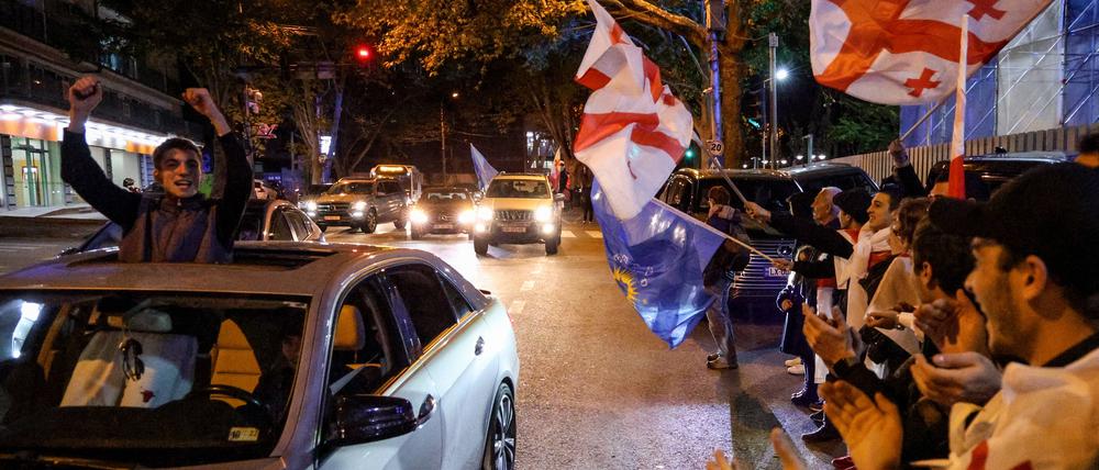 Anhänger der Partei Georgischer Traum feiern in den Straßen von Tiflis.