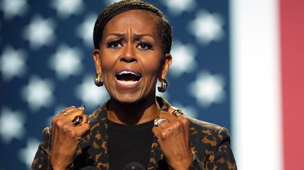 „Wenn wir diese Wahl nicht richtig angehen, werden eure Ehefrauen, Töchter, Mütter – wir Frauen – zu Kollateralschäden eurer Wut“, richtet sich Michelle Obama an unentschlossene männliche Wähler.