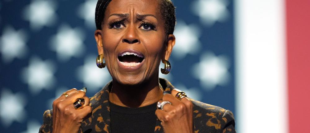 „Wenn wir diese Wahl nicht richtig angehen, werden eure Ehefrauen, Töchter, Mütter – wir Frauen – zu Kollateralschäden eurer Wut“, richtet sich Michelle Obama an unentschlossene männliche Wähler.