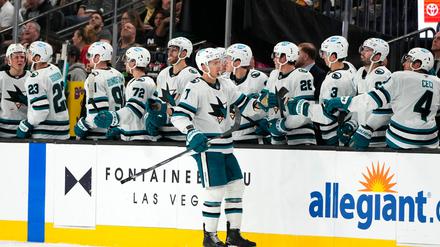 Nico Sturm (7) erzielte sein erstes Saisontor für die San Jose Sharks.