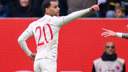 Startelfdebüt mit Doppelpack: Augsburgs Alexis Claude-Maurice beim Torjubel.