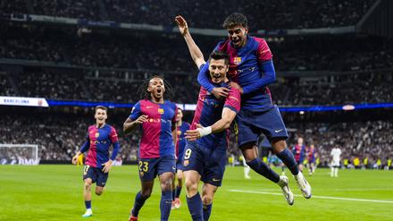 Robert Lewandowski erzielte die ersten beiden Tore für Barcelona.