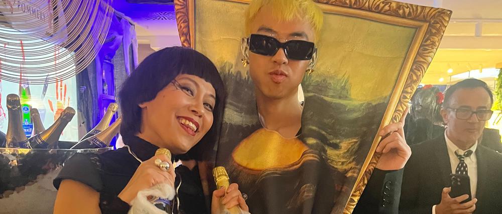 Bild mit Champagner: Halloween 2024 im Berliner KaDeWe.