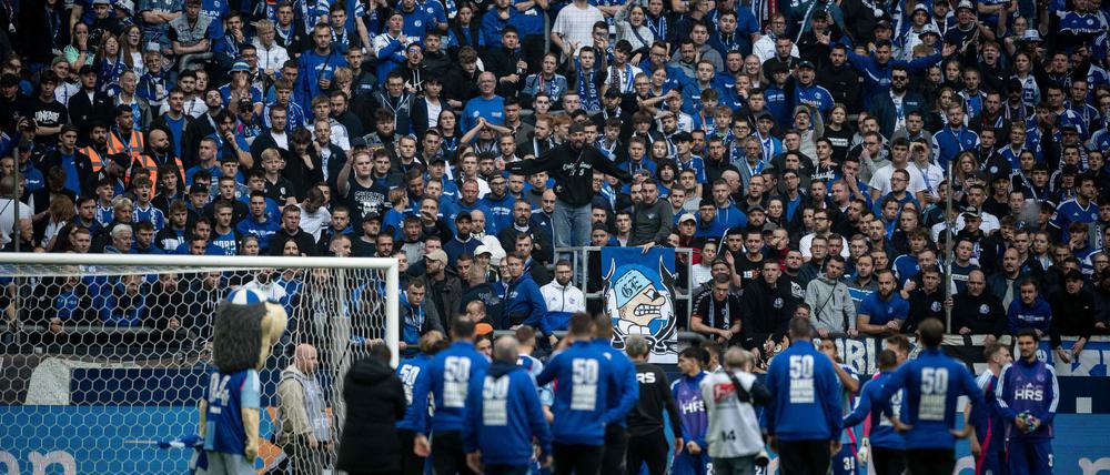 Schalker Fans pfeifen die Mannschaft aus.